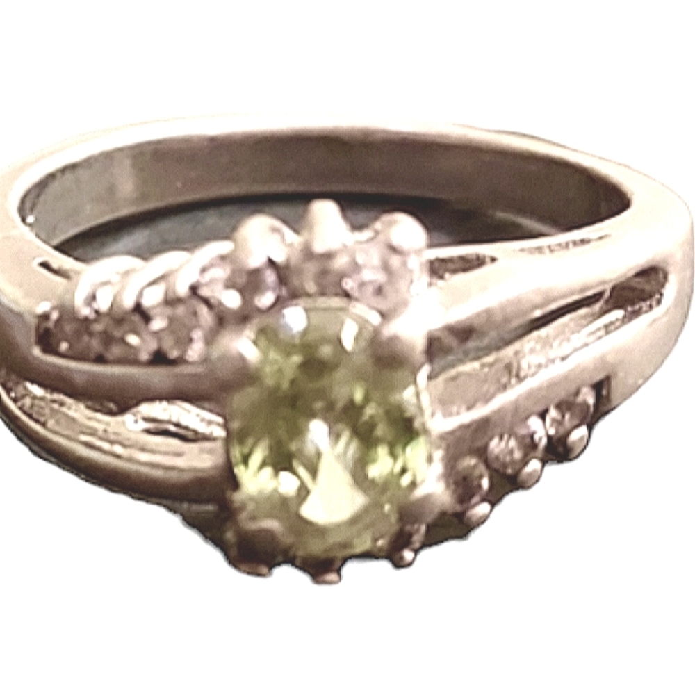 Real diamond & Peridot green birthstone ring - Picture 7 of 8